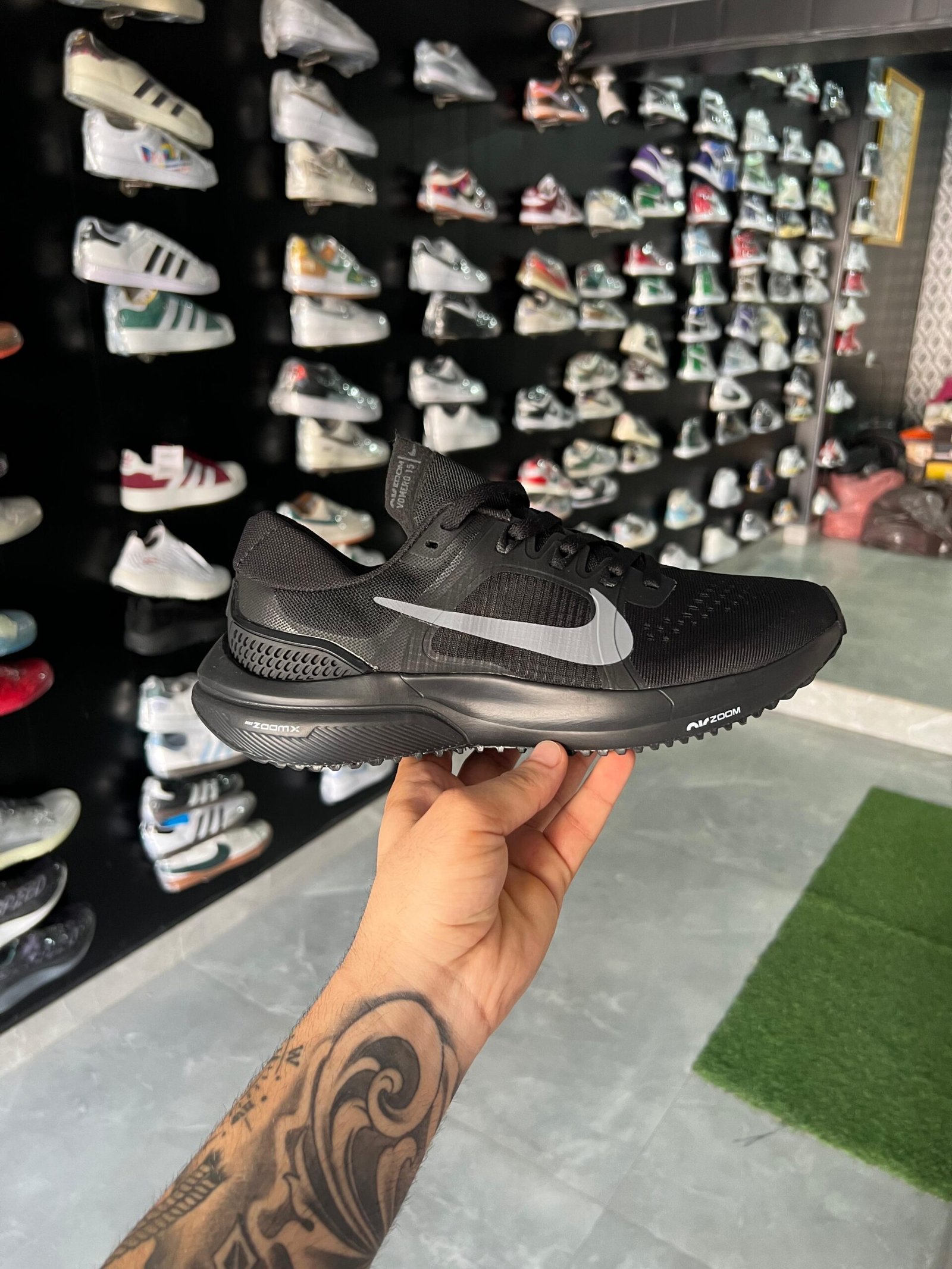 Nike Zoom Vomero 15 - (Black)