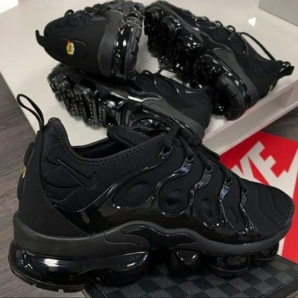 11-Nike-VAPORMAX-PLUS-TRIPLE-BLACK-3400-1.webp
