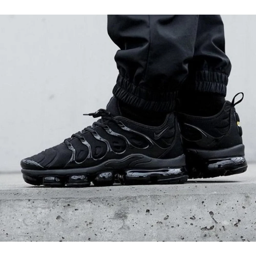 11-Nike-VAPORMAX-PLUS-TRIPLE-BLACK-3400-2.webp