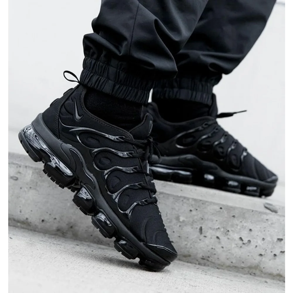 11-Nike-VAPORMAX-PLUS-TRIPLE-BLACK-3400.webp