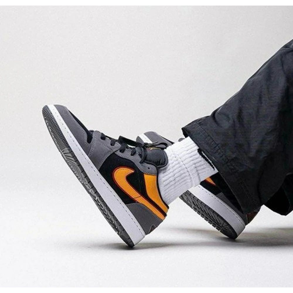 18-Jordan-Retro-1-Low-SE-Vivid-Orange-3199-1.webp