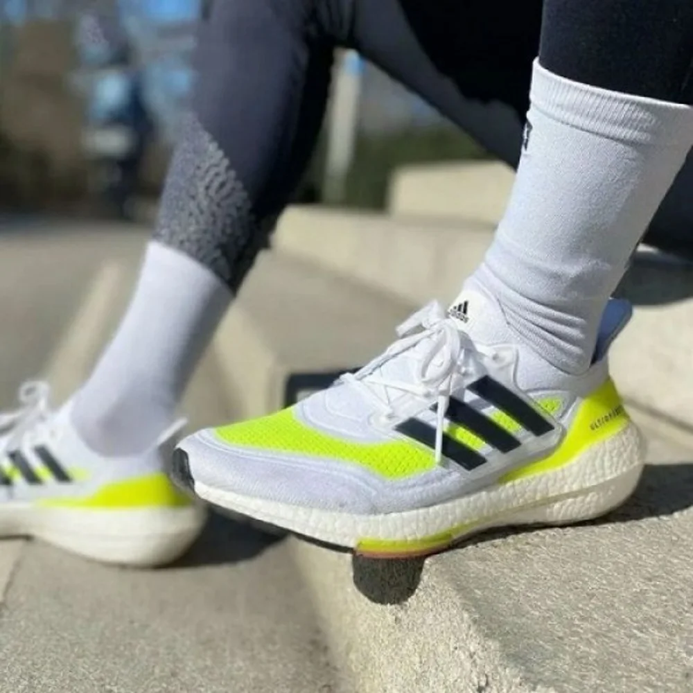 20-Adidas-ultraboost-21-solar-white-3100-1.webp