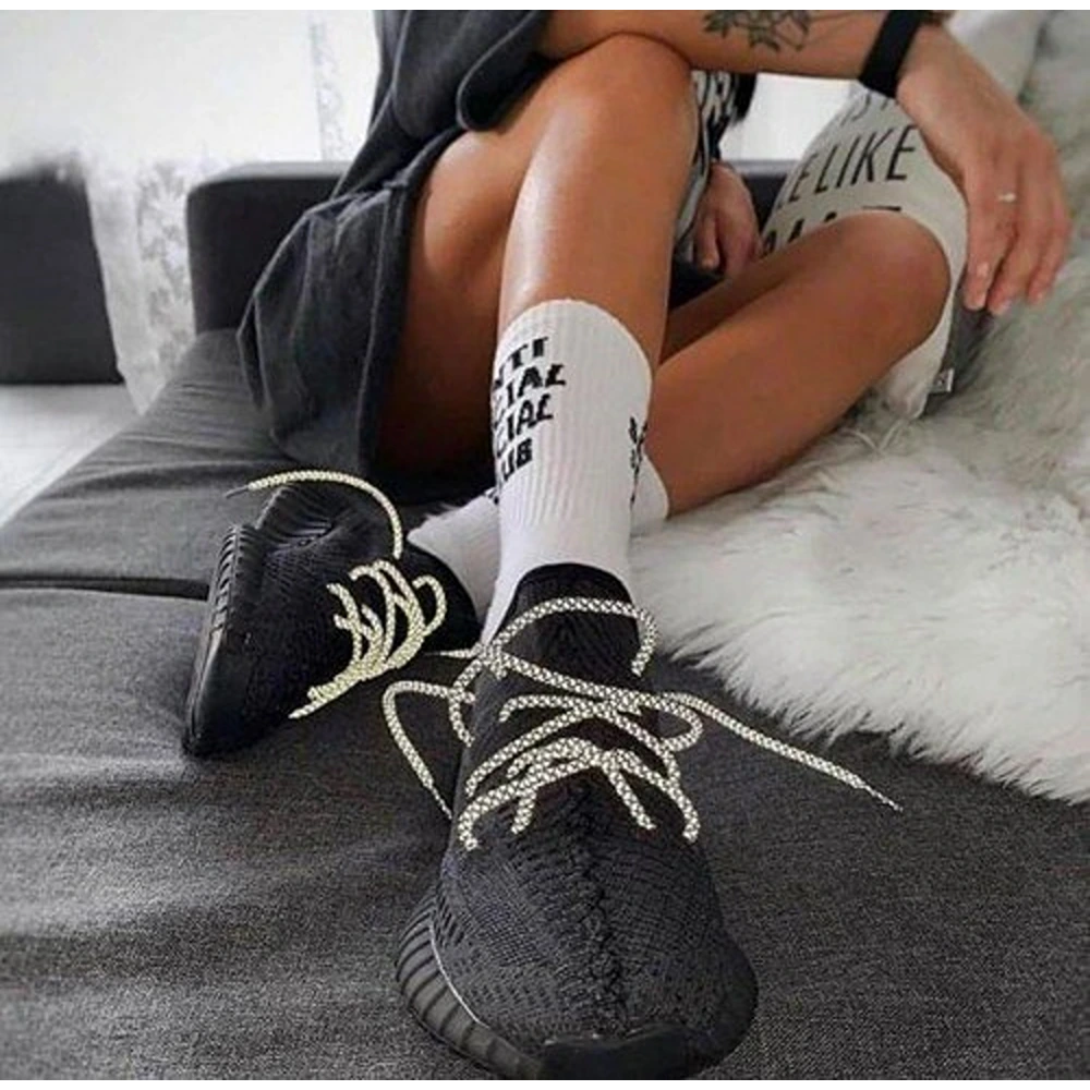 21-Adidas-yeezy-350-v2-lace-reflective-3399-1.webp