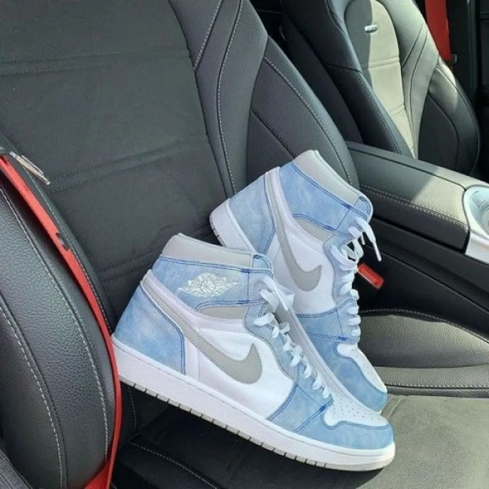 6-Nike-Air-Jordan-1-hyper-royal-3500-1.webp