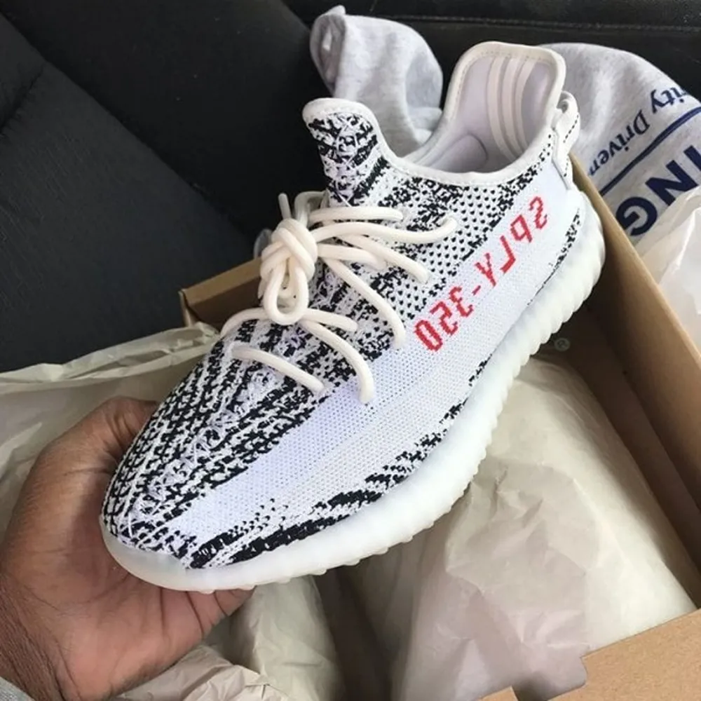7-Adidas-yeezy-boost-350-v2-zebra-3200-2.webp