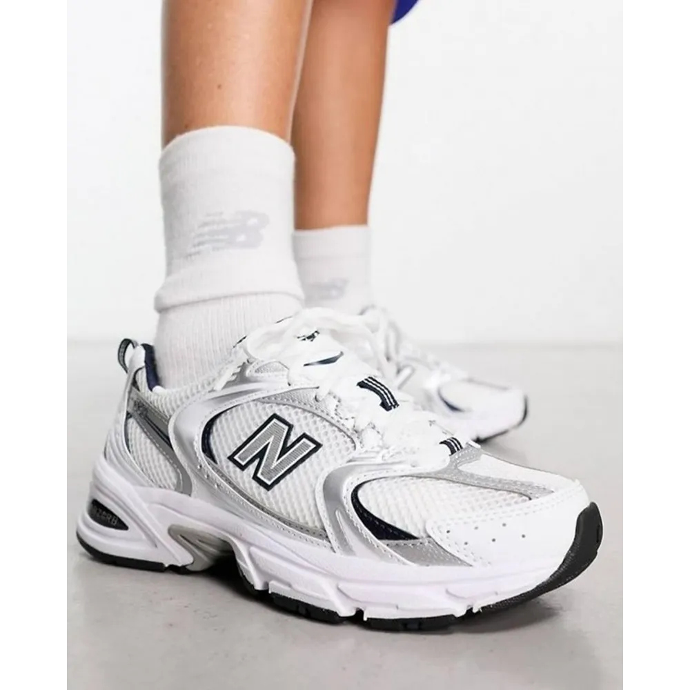 9-New-Balance-530-white-navy-3400-2.webp