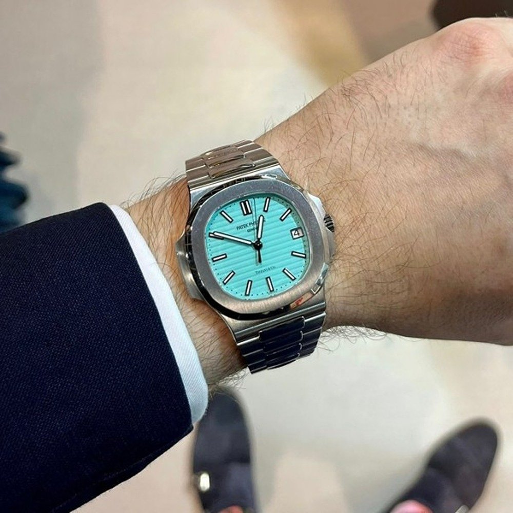 Patek_philippe-Nautilus-silver.jpg