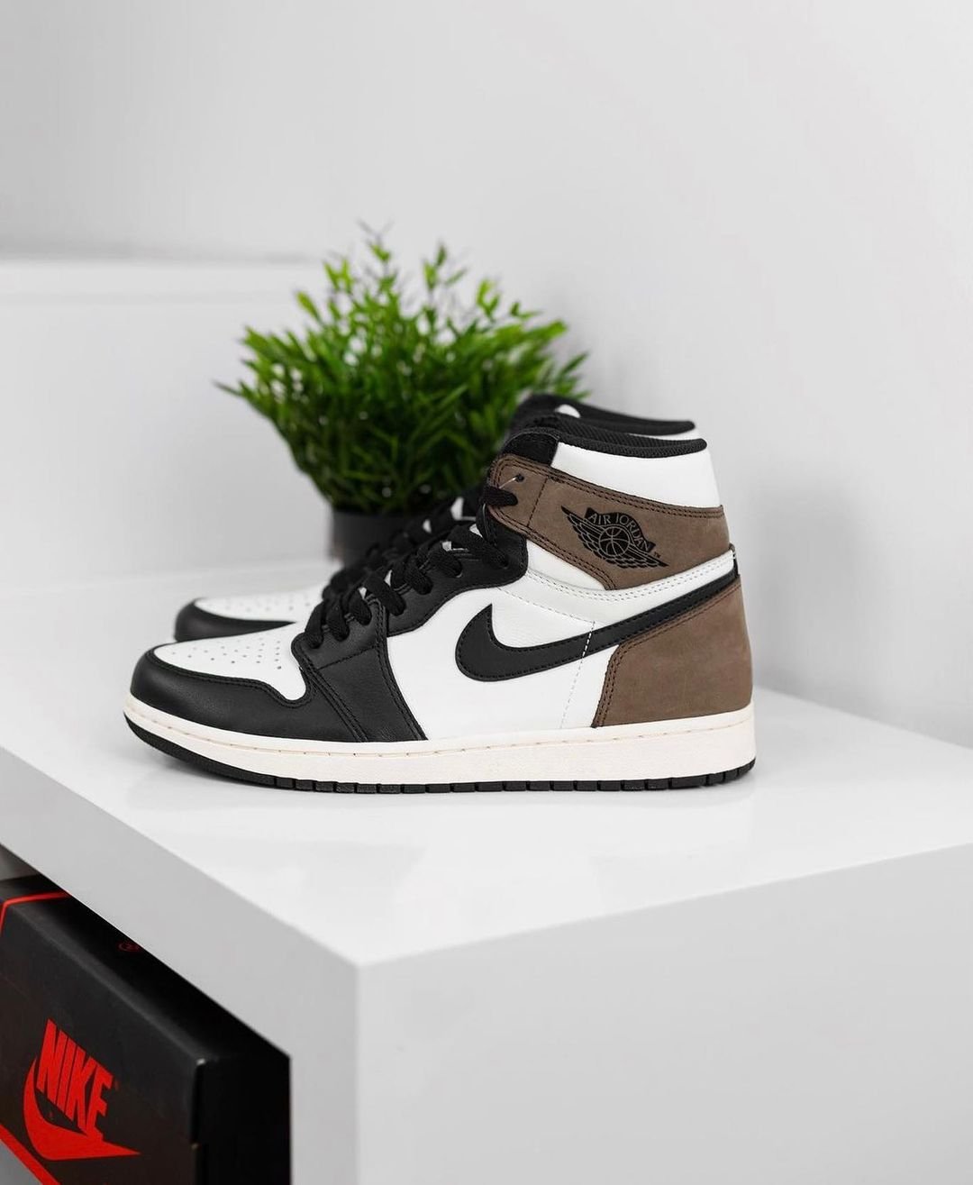 Nike Air Jordan 1 Retro High OG Dark Mocha Top UA (2) Nike Air Jordan 1 Retro High OG Dark Mocha Top UA