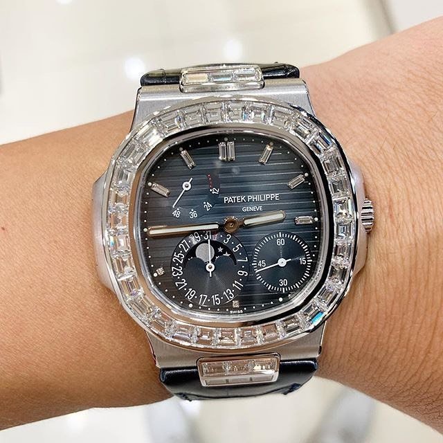 patek-philippe-nautilus-5724g-001-diamond-2.jpg